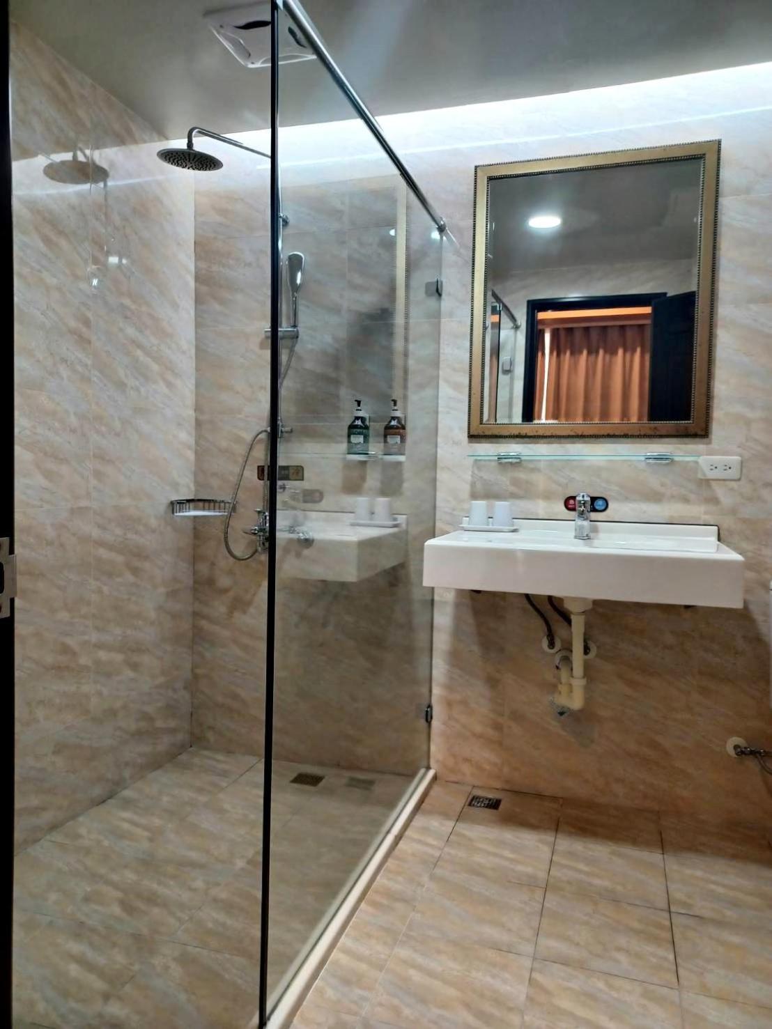 Crystal Hotel Пулі Екстер'єр фото
